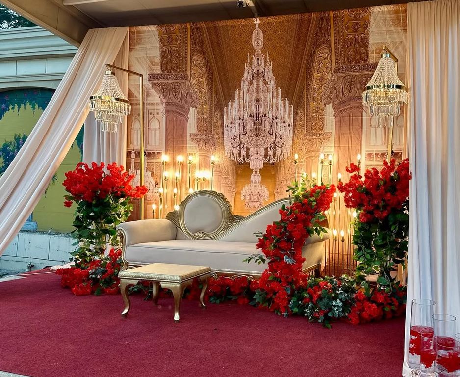 Kırmızı çiçeklerle tasarlanmış gösterişli kına tahtı
